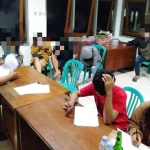 Pasangan yang kena razia di malam jelang valentine, saat didata di mako Satpol PP Kota Kediri. (foto: ist)