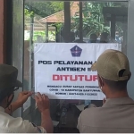 Petugas dari Satgas Covid-19 Banyuwangi saat menutup aktivitas gerai rapid test antigen di Ketapang yang izinnya tidak lengkap. Foto: TEGUH PRAYITNO/BANGSAONLINE