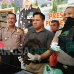 Kasatreskrim Polres Jombang, AKP Norman Wahyu Hidayat (tengah) menunjukkan barang bukti, Kamis (10/8/2017). foto: ROMZA/ BANGSAONLINE 