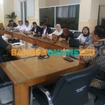 Suasana dialog Komisi I DPRD Situbondo dengan LBH Mitra Santri Sukerejo. Foto: SYAIFUL BAHRI/BANGSAONLINE