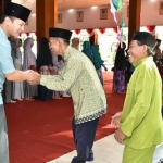 Bupati Trenggalek Moh. Nur Arifin saat menyalami masyarakat di acara Open House di Pendopo Trenggalek. foto: HERMAN S/ BANGSAONLINE