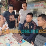 Basuki dari Aliansi LSM Kediri (kiri) bersama Dedik, orang tua korban bullying (dua dari kanan) didampingi anggota LSM lainnya. Foto: MUJI HARJITA/BANGSAONLINE