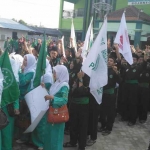 Massa Fatayat dan Banser NU saat menuju gedung DPRD Bojonegoro. foto: EKY NURHADI/ BANGSAONLINE