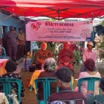 Kepala Kejari Kabupaten Kediri, Chandra Eka Yustisia (tengah), dan Koordinator Relawan Rumah Lansia dan Anak Akar Kasih, Antok Beler (kanan) saat giat baksos. Foto: Ist