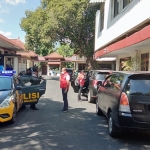 Penyidik Bareskrim Mabes Polri usai melaksanakan penggeledahan di Pemkab Nganjuk. foto: BAMBANG/BANGSAONLINE