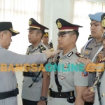 Kapolres Gresik, AKBP Adhitya Panji Anom, ketika melantik AKP Derie Fradesca sebagai Kasatlantas Polres Gresik. Foto: SYUHUD/BANGSAONLINE 