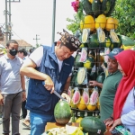 Bupati Lamongan, Yuhronur Efendi, saat menghadiri panen raya dan festival buah di Desa Latukan.