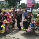 Puluhan anggota TNI-Polri yang telah memasuki masa pensiun diarak dari Mapolres Tuban menuju kantor Dewan Perwakilan Rakyat Daerah (DPRD) Kabupaten Tuban, Kamis (18/1).