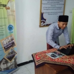 Salah satu mahasiswa sedang menyalurkan suaranya melalui sistem E-Voting.