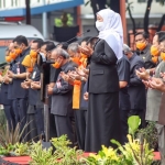 Gubernur Khofifah saat memimpin Apel di Kantor BPBD Prov. Jatim, Sidoarjo (3/1).