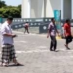 Warga sekitar masjid Al Akbar Surabaya hendak melaksanakan salat berjamaah. foto: faratiti dewi/BANGSAONLINE