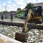 Wabup Nur Ahmad saat meninjau langsung pembersihan sungai dengan menggunakan alat berat.