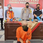 Polres Probolinggo saat menggelar pers rilis mantan perangkat desa menggelapkan dana PKH.