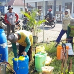 Yayuk Anisa, S.P., M.Agr., PPL Kecamatan Ngasem saat memandu para petani yang akan melakukan penyemprotan hama wereng. foto: MUJI HARJITA/ BANGSAONLINE