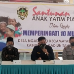 Pemerintah Desa (Pemdes) Ngadirejo, Kecamatan Wonoasri, Kabupaten Madiun menggelar acara yatiman (santunan anak yatim piatu) di pendopo desa, Rabu (18/8/2021). (foto: ist)