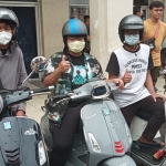 Para anggota komunitas Vespa usai melakukan Sunmori.