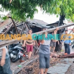 Kondisi pangkalan ojek di Desa Tumapel, Kecamatan Duduksampeyan, Gresik, usai tertimpa pohon akibat diterjang angin puting beliung. Foto: SYUHUD/BANGSAONLINE