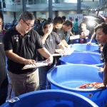 Para juri saat sedang melakukan penilaian terhadap ikan Koi yang ikut lomba. Foto: Ist