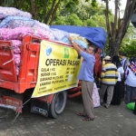 Operasi pasar di wilayah Bunder. foto: SYUHUD/ BANGSAONLINE