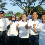 Sutiaji, Plt Wali Kota Malang (tengah dan berkacamata) bersama segenap tamu pejabat, mengepalkan tangan salam komando dan perdamaian disela acara HUT bank BI ke-65 di CFD, Jl. Simp. Balapan Malang, Minggu (1/7). foto: istimewa