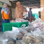 Hj Mahnunah menunjukkan bumbu yang siap dikirim.