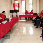 Ketua PDIP Gresik Hj. Siti Muafiyah bersama sekretaris Mujid Riduan ketika memimpin Rakorcab. foto: SYUHUD/ BANGSAONLINE