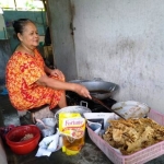 Midayani saat mengolah tepung beras menjadi rempeyek yang gurih dan Renyah. (ist).