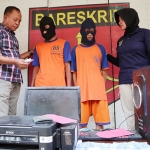 Kedua pelaku berikut barang bukti berupa printer dan komputer warnet.