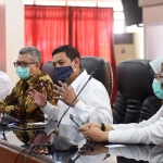 Wali Kota Kediri Abdullah Abu Bakar (nomor 2 dari kanan) saat memberi arahan kepada jajarannya. foto: ist