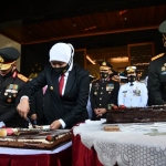 Gubernur Jawa Timur Khofifah Indar Parawansa memotong kue tart bersama jajaran Polda Jatim, Pangdam V Brawijaya, Panglima Koarmada II TNI AL, dan Ketua DPRD Jatim usai mengikuti upacara Hari Bhayangkara ke-74 secara virtual yang dipimpin Presiden secara langsung di Mapolda Jatim, Rabu (1/7/2020). foto: ist/ bangsaonline.com