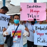 Nafi Rojulus, korlap aksi (membawa telur) saat membagi-bagikan telur di Terminal Sambi, Kecamatan Ringinrejo, Kabupaten Kediri. Foto: Muji Harjita/ BANGSAONLINE.com