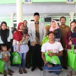 Bupati Sidoarjo, Ahmad Muhdlor Ali, saat menyerahkan bantuan pengentasan stunting di Desa Klurak, Kecamatan Candi. Foto: Ist