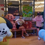 Salah satu pengunjung yang asyik berfoto dengan karakter BT21. (foto: ist)