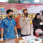 Kapolres Kediri AKBP Lukman Cahyono didampingi Kasat Reskrim Polres Kediri Iptu Rizkika Atmadha Putra dan Kasubbag Humas Polres Kediri AKP Ratmoko Budi dalam jumpa pers di Mapolres Kediri. (foto: MUJI HARJITA/BANGSAONLINE)