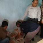 Penarikan telur yang busuk sebelum dibagikan dipantau Dinsos Jombang.