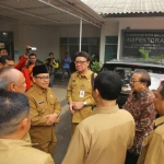 Mendagri Tjahjo Kumolo dan Gubernur Jatim Soekarwo saat meninjau kantor Inspektorat Kota Malang didampingi Plt. Wali Kota Sutiaji, dan beberapa Kepala OPD, Selasa (31/07). foto: ist