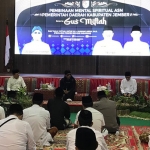 Pemerintah Kabupaten (Pemkab) Jember menggelar pembinaan spiritual kepada jajaran setingkat OPD serta camat dan lurah di Pendopo Wahyawibawagraha Jember, Senin (14/6/2021) pagi mulai pukul 05.30-08.00 WIB.