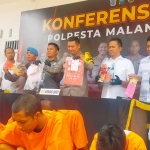 Kapolresta Malang Kota Kombes Pol Budi Hermanto saat menunjukkan barang bukti yang diamankan.