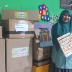 Kepala TK Baitussalam, Anis khadiroh, saat menunjukkan bantuan DAK 2023 berupa alat peraga edukasi.