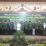 Khofifah Indar Parawansa, KH Salahuddin Wahid (Gus Solah) dan Ali Masykur Musa saat foto bersama para pengurus PW ISNU Jatim yang baru dilantik di Hotel Utami,Jumat (12/8) siang. Foto: YUDI A/BANGSAONLINE