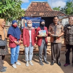 Kepala Dispusip Kabupaten Pamekasan, Budi Ashari saat meresmikan Pojok Baca di Taneyan Lanjhang Desa Larangan Luar, Kecamatan Larangan, Kabupaten Pamekasan. (foto: ist).