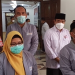 Bupati Gus Yani didampingi Wabup Bu Min memberikan keterangan pers tentang donor plasma konvalesen. (foto: SYUHUD/ BANGSAONLINE)