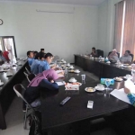 Suasana hearing antara warga Dusun Balongrejo, Desa Pundong, Kecamatan Diwek dengan PT SUB Unit II di ruang komisi C DPRD Jombang, Jumat (2/12). foto: RONY S/ BANGSAONLINE