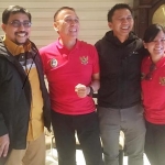 Ketua Umum PSSI, Iwan Bule, Sekjen PSSI Ratu Tisha, dan Presiden Klub Persebaya Azrul Ananda saat bertandang ke kediaman Machfud Arifin untuk berdiskusi tentang sepak bola nasional. foto: istimewa