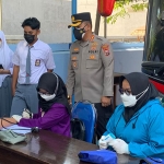 Kapolresta Sidoarjo Kombes Pol. Kusumo Wahyu Bintoro memantau vaksinasi pelajar di SMA Antartika, Buduran, Sidoarjo, Selasa (31/8/2021) pagi. (foto: ist)