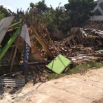 Bangunan rumah di Petiyen yang dibongkar warga.