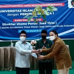 Penyerahan pohon matoa secara simbolis dari Kepala Departemen Humas Perum Jasa Tirta I Didit Priambodo kepada Rektor Universitas Islam Kadiri Prof. Dr. Ali Maschan Moesa di Kampus Uniska, Kamis (4/3/2021). (foto: MUJI HARJITA/ BANGSAONLINE)