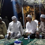 Warga keturunan Arab saat ikuti istighotsah di makam Syekh Muhammad Nur Alamsyah. FOTO: ist.