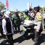 Kapolda Jatim Irjen Pol Nico Afinta bersama Gubernur Khofifah memberangkatkan bantuan Bakti Sosial Bhayangkara untuk Negeri, Minggu (11/7/2021).