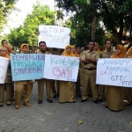 Para guru SMAN 1 Kebomas saat menggelar demo di depan sekolah. foto: SYUHUD/ BANGSAONLINE